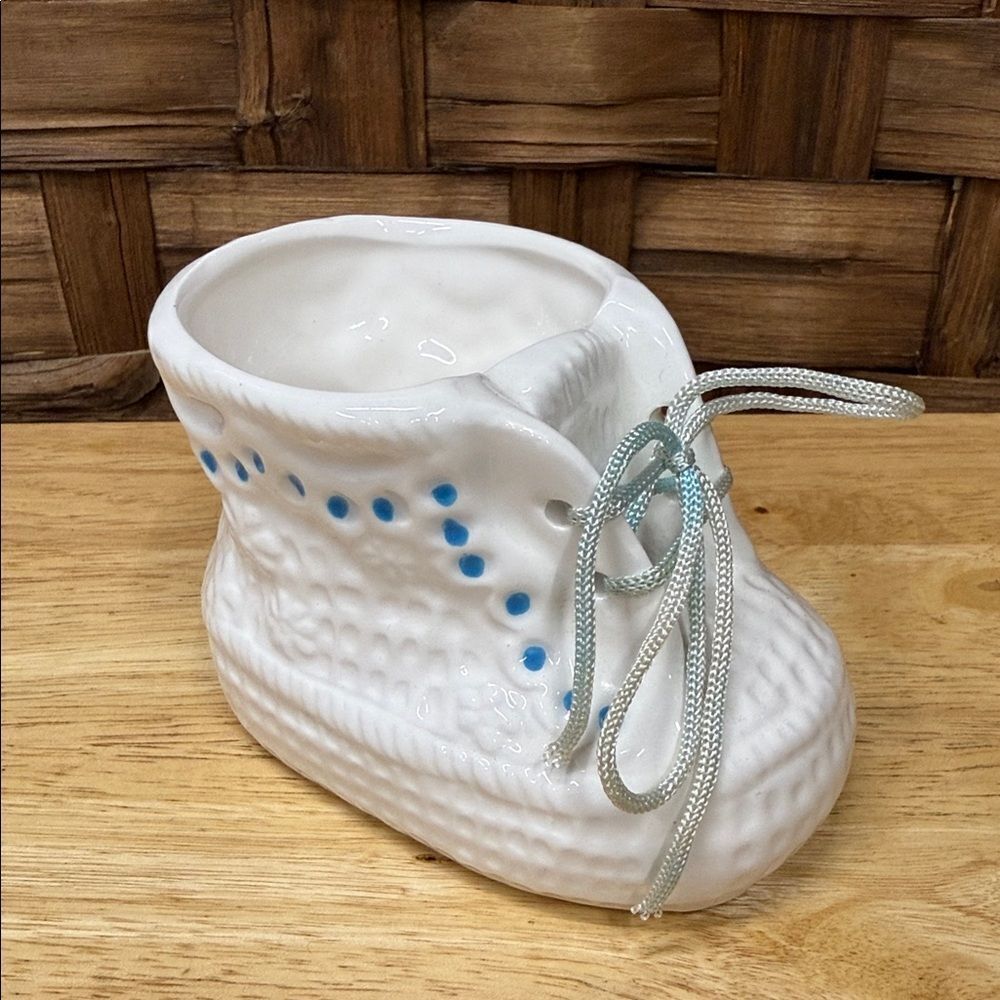 VINTAGE BABY CERAMIC PLANTER White & BLUE Trim BOOTIE
